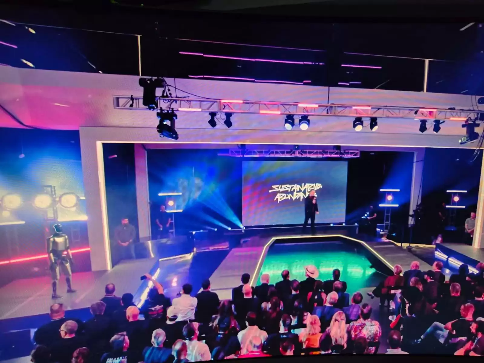 马斯克股东大会释放大量信息：特斯拉 FSD 将在华获批，或建巨型芯片工厂