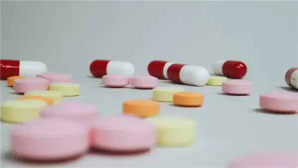 男子喉咙痛吃抗生素致真菌感染 医生:抗生素不是万能药