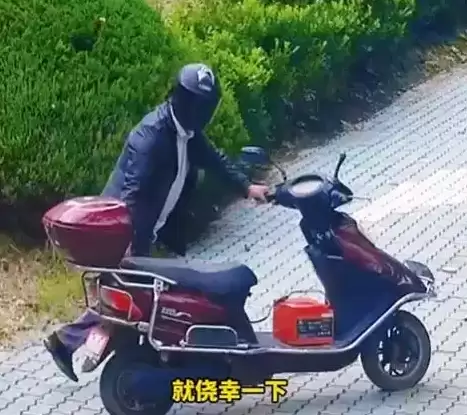 男子自带电瓶偷“僵尸车” 全程戴头盔实施 被抓后:拍不到脸以为抓不到