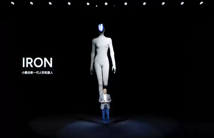 马斯克点赞小鹏机器人 何小鹏隔空回应共话行业未来