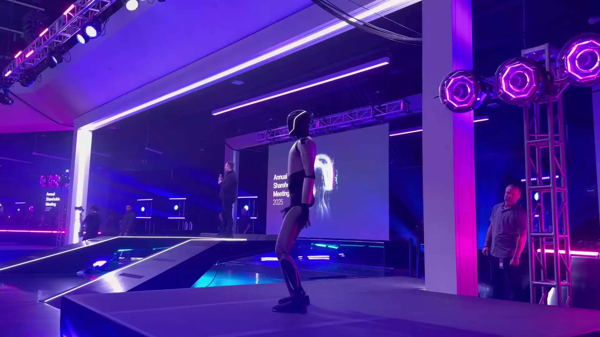 特斯拉股东批准马斯克近万亿美元薪酬计划,世界首富与机器人斗舞