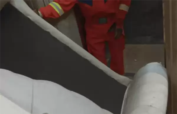 一对男女网购二手沙发 结果把电梯堵的严严实实 惊动119