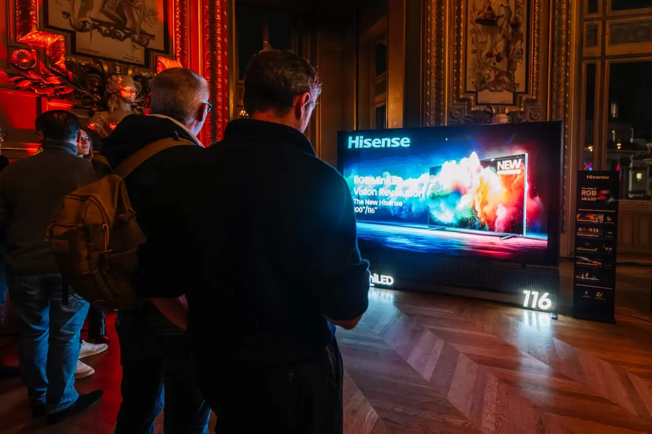 海信 RGB-Mini LED 电视 UX 携帝瓦雷炸场!在法国巴黎歌剧院大秀“好声音”