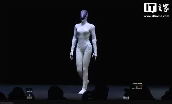 马斯克评价小鹏 IRON“身材不错”：整个机器人市场将由特斯拉和中国主导