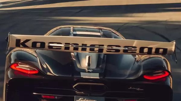 “最快量产车”易主：科尼赛克新超跑刷新拉古纳塞卡赛道纪录