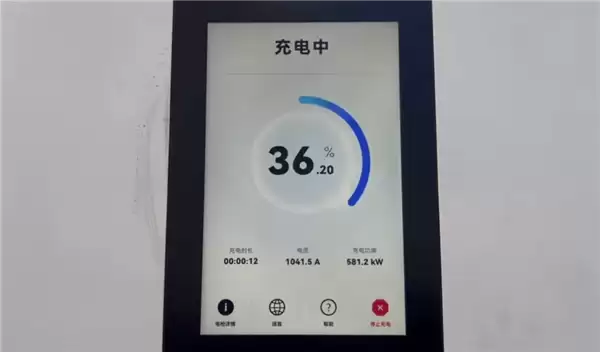 华为兆瓦闪充实测：三把枪同时插 功率接近2000kW！