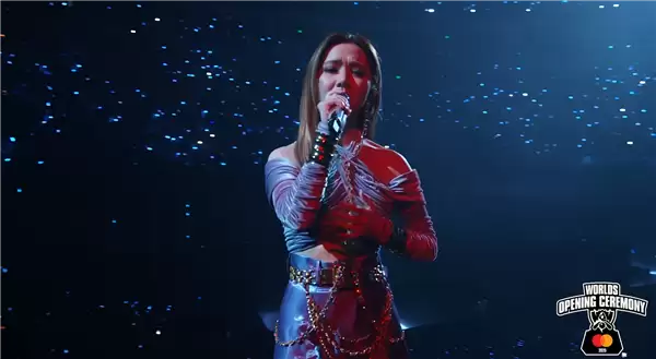 KT对战T1!《英雄联盟》S15总决赛开幕式:邓紫棋亮相演唱主题曲 首位中国歌手主唱