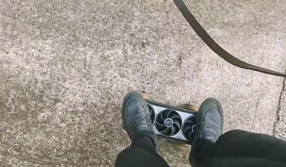 显-卡做的滑板:玩家将华硕ROG夜神RTX 5080装上滑轮,全程没有断裂