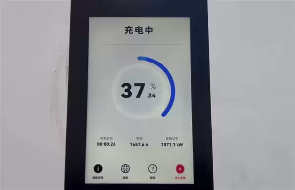 华为兆瓦闪充实测：三把枪同时插 功率接近2000kW！