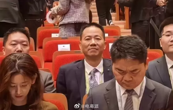 刘强东现身乌镇互联网大会:调侃记者把照片拍好看点儿!
