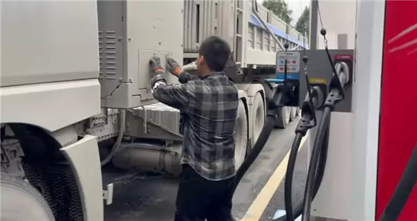 华为兆瓦闪充实测：三把枪同时插 功率接近2000kW！