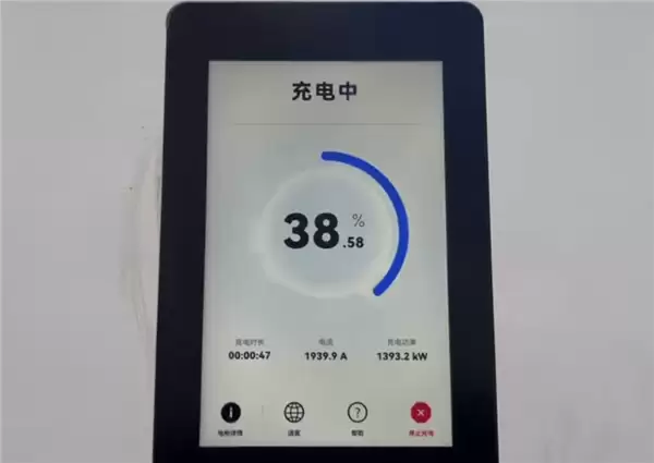 华为兆瓦闪充实测：三把枪同时插 功率接近2000kW！