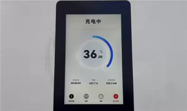 华为兆瓦闪充实测：三把枪同时插 功率接近2000kW！