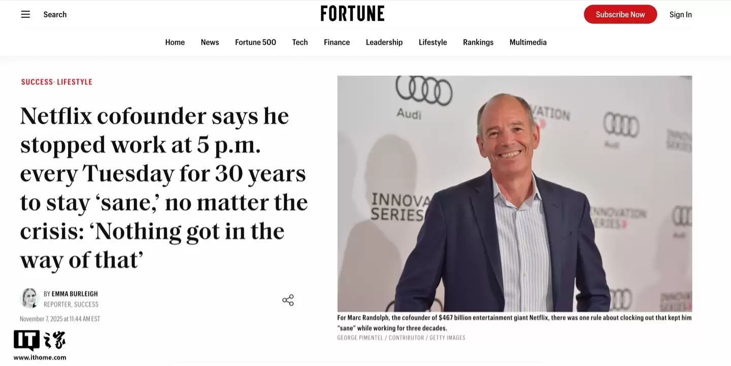 坚持 30 年，Netflix 联创马克·兰道夫每周二下午 5 点停止工作以保持“理智” /></p><p>《财富》杂志在7日的报道中提到，兰道夫曾在一则领英动态中写道：“在我整个职业生涯中，始终努力维持着工作与生活之间的平衡。过去三十多年，我一直严格遵守周二的时间界限。不管遇到什么情况，我都会在下午5点准时下班，和最好的朋友共度夜晚时光。我们会一起看电影、共进晚餐，或是在市中心悠闲散步。”</p><p>对创始人和CEO而言，设定严格的工作界限其实相当困难——有时需要参加跨时区客户的深夜会议，或者在紧急情况下随时待命。</p><p>然而，即使在担任Netflix CEO的七年时间里，兰道夫依然坚守着周二的例外原则，以此来保持心理健康。</p><p>兰道夫坦言：“没有任何事情能够打破这个规矩。没有会议、没有电话、没有最后一刻的请求。如果有人在周二下午4点55分有事要说，最好在去停车场的路上说完。即便发生危机，我们也会在5点前解决。那些周二的夜晚让我保持理智，也让我对其他工作有了更清晰的认识。”</p><p>不过，也有一些创始人的观点恰恰相反，他们认为做一个工作狂才是成功的关键。Scale AI联合创始人卢西·郭通常凌晨5点30分就开始工作，一直持续到午夜。年仅30岁的她，凭借在估值290亿美元（注：现汇率约合2065.92亿元人民币）的Scale AI持有的5%股份，成为了白手起家的亿万富翁。如果没有她的高强度工作作风，可能根本无法达到这样的高度。</p><p>郭今年早些时候对《财富》表示：“我可能没有什么工作与生活平衡可言。”她补充道，那些追求平衡的人或许不适合自己的工作。“对我来说，工作并不觉得像工作，我热爱自己的工作……如果你觉得需要工作与生活平衡，也许你并不适合这份工作。”</p><p>市值81亿美元的AI芯片公司Cerebras联合创始人兼CEO安德鲁·费尔德曼表示，员工可以通过朝九晚五的作息享受美好生活，但如果想打造下一个独角兽公司或改变行业格局的产品，按传统工作时间表无法走得很远。</p><p>费尔德曼在上个月的20VC播客中坦言：“有人认为每周工作38小时、保持工作与生活平衡就能取得非凡成就，我实在难以理解，这在任何领域都不成立。从无到有创造新事物，并让它变得伟大，这不是兼职工作，也不仅仅是每周30、40、50小时，而是每一个清醒的时刻。当然，这样做也需要付出代价。”</p><p>全速运转、不停工作的生活方式已成为一些CEO的荣誉象征，但也有人提醒要注意节制。摩根大通的杰米·戴蒙鼓励新一代商业领袖，为了人际关系和身心健康，要懂得抽离工作。</p><p>戴蒙去年在乔治城大学Psaros金融市场与政策中心对学生表示：“你需要做到工作与生活平衡。摩根大通告诉员工，你必须照顾好自己的心智、身体、精神、灵魂、朋友和健康，你真的必须这样做。”</p><p>Whole Foods CEO杰森·布歇尔也不愿自己过度工作。尽管他经常出差，每天至少参加10次会议，但他每年都会充分休完带薪假。他还在公司内部实施措施，确保自家市值137亿美元的连锁超市所有员工都能休完假期，限制可累积的加班小时数。</p><p>布歇尔去年对《财富》表示：“真的迫使人们使用带薪假……最终实现良好的工作与生活平衡。我认为，为自己树立榜样非常重要。”</p>        </div>
		<div class=