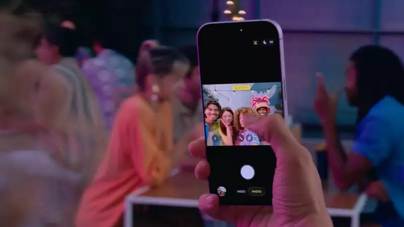 摩根大通:苹果 iPhone 18 全系升级 2400 万像素前置摄像头,折叠屏有望首发 24MP 屏下方案