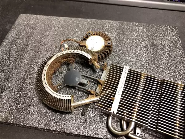 拆开后触目惊心！被吸烟者用了17年的9800GT显卡：看一眼感觉要得肺癌