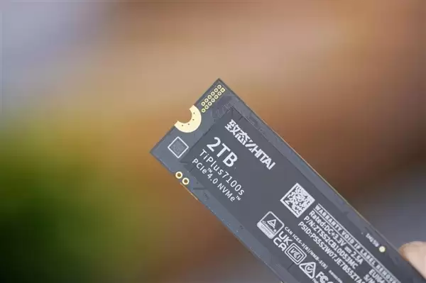 疾速7400MB/s!长江存储致态TiPlus7100s 2TB SSD图赏