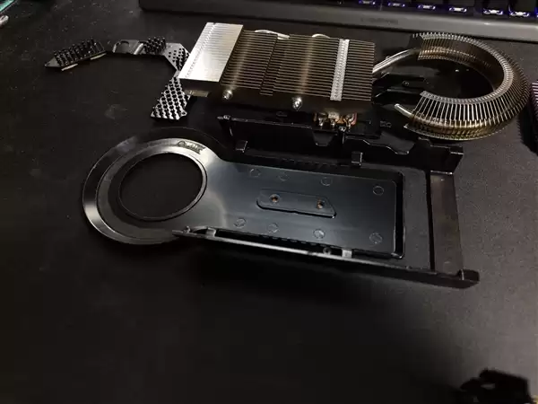 拆开后触目惊心！被吸烟者用了17年的9800GT显卡：看一眼感觉要得肺癌