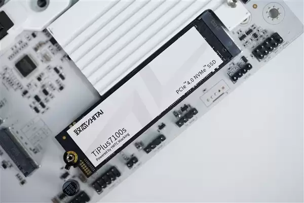 疾速7400MB/s!长江存储致态TiPlus7100s 2TB SSD图赏