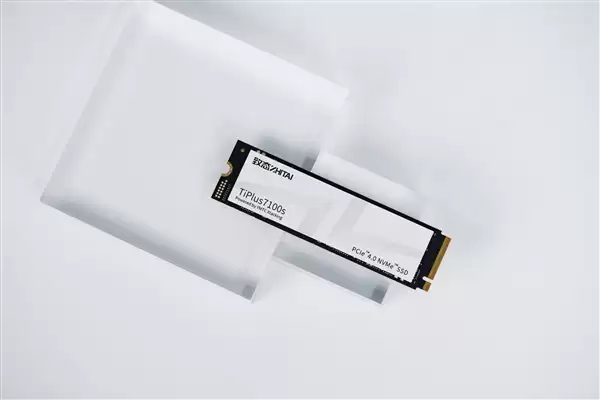 疾速7400MB/s!长江存储致态TiPlus7100s 2TB SSD图赏