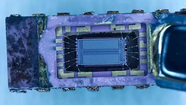 CPU收藏家开盖苏联制造K565RU3“鱼罐头头”芯片：逆向克隆自Intel