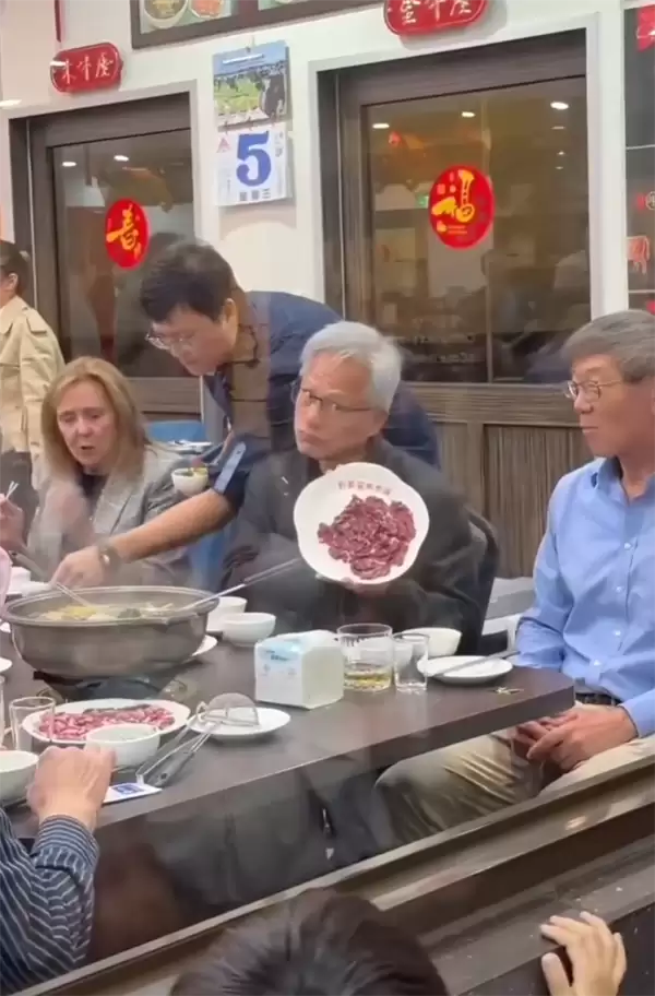 黄仁勋年内第四次造访中国台湾 打卡牛肉火锅店 边吃边卖萌