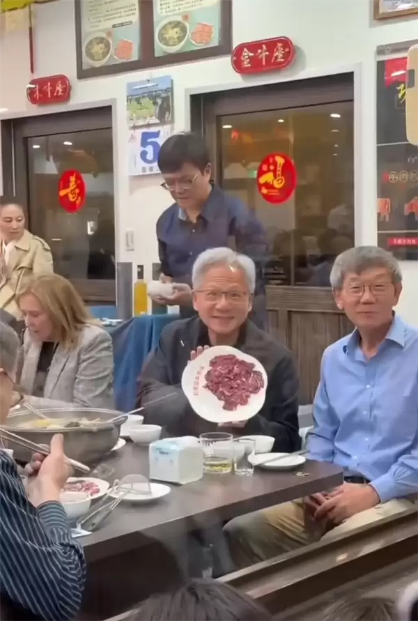 黄仁勋年内第四次造访中国台湾 打卡牛肉火锅店 边吃边卖萌