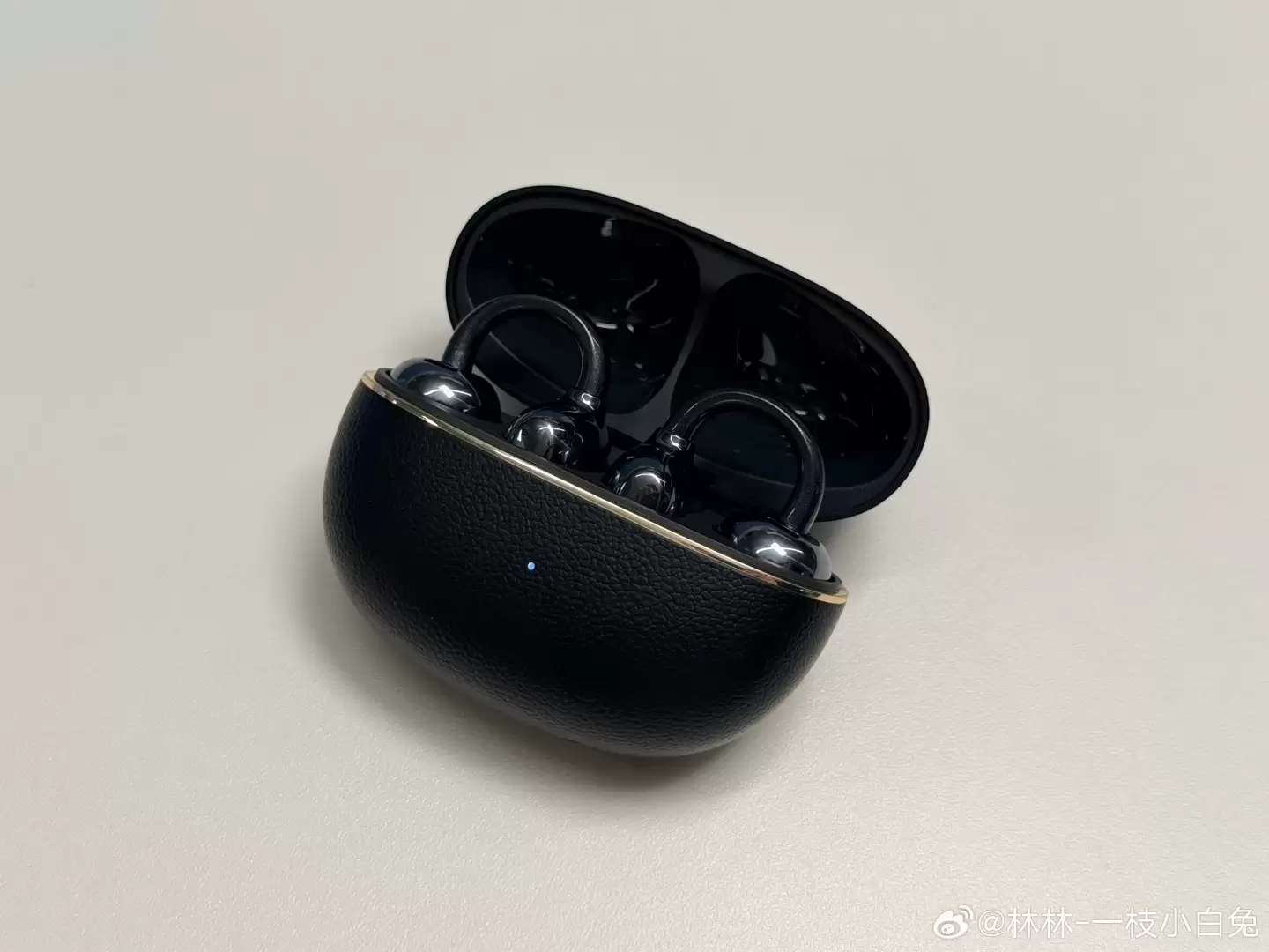 荣耀自研耳夹式耳机明年推出，亲选耳机 2 Pro 新品外观 / 功能曝光