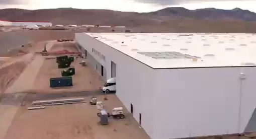 特斯拉公布电动重卡 Semi 工厂内部实景，明年正式量产