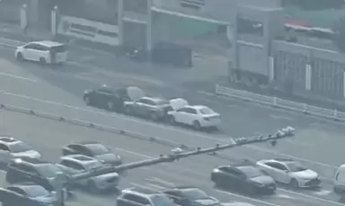 三辆车追尾后连排“开火车” 网友调侃：为了定责直接开去交警队