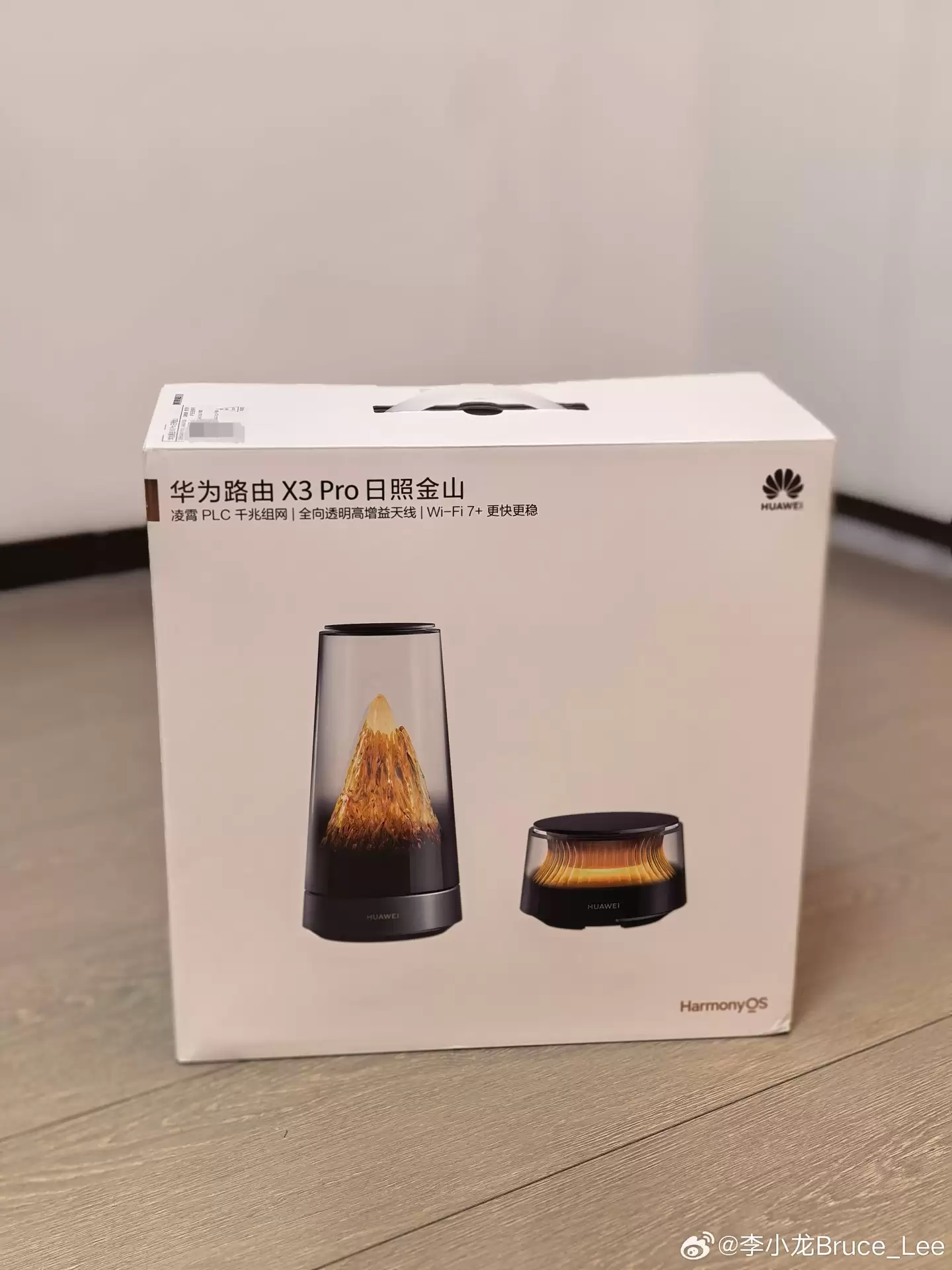 华为李小龙晒X3 Pro日照金山路由开箱全家福,称PLC“今非昔比”轻松达到千兆以上