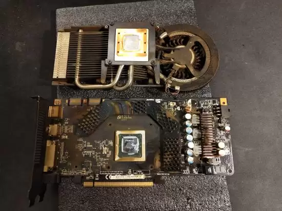 华硕9800GT显卡深陷烟雾十七年,彻底清洁后重获新生