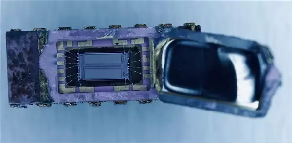 CPU收藏家开盖苏联制造K565RU3“鱼罐头头”芯片：逆向克隆自Intel