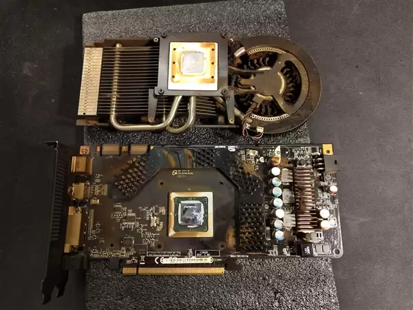 拆开后触目惊心！被吸烟者用了17年的9800GT显卡：看一眼感觉要得肺癌