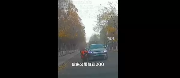 老人骑车碰瓷未果又撞向后车 张口就索赔2000元:结果竟灰溜溜走掉