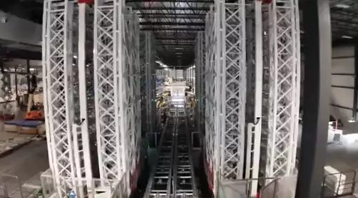 特斯拉公布电动重卡 Semi 工厂内部实景，明年正式量产