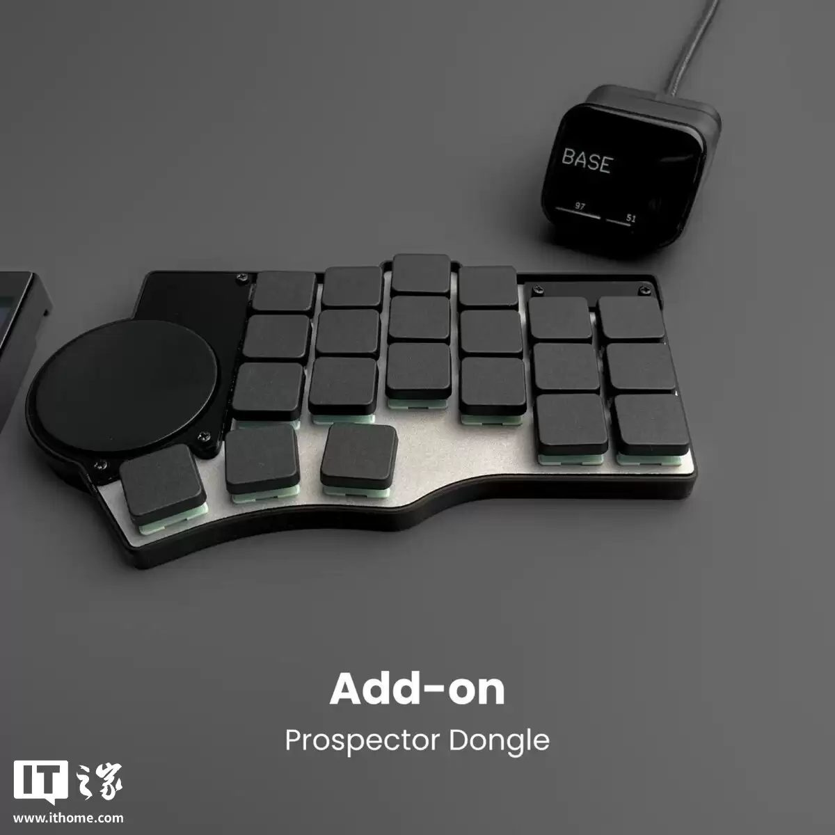 Toucan 机械键盘亮相:分体式人体工学键位,自带圆形触摸板、显示屏