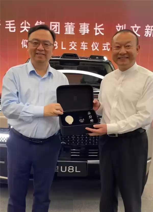 信阳文新毛尖董事长刘文新喜提仰望U8L 比亚迪王传福亲自交车