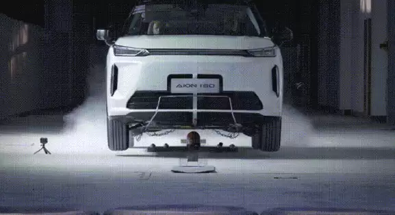 全球首次720度三连碰！AION i60挑战成功：刮底不起火爆炸