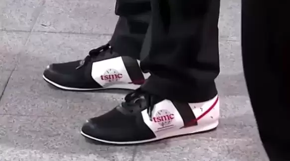 台积电董事长运动鞋意外走红:印官方logo 风头盖过英伟达黄仁勋