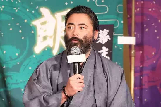 山田孝之蓄须亮相新片发布会幽默回应造型引全场爆笑