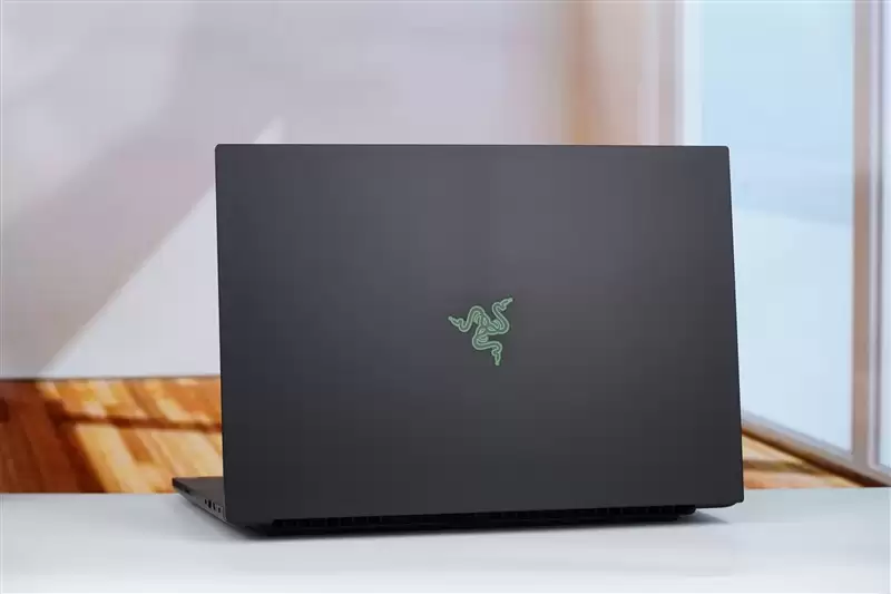 没有短板！雷蛇灵刃18+ 2025评测：配置拉满的顶级游戏本 18寸也能轻盈纤薄