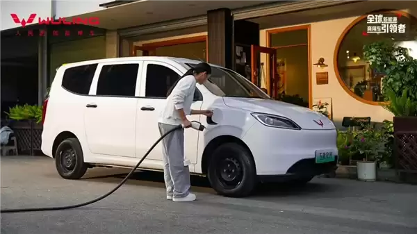 神车五菱宏光家族换新！一车三动力 燃油/纯电/增程全覆盖