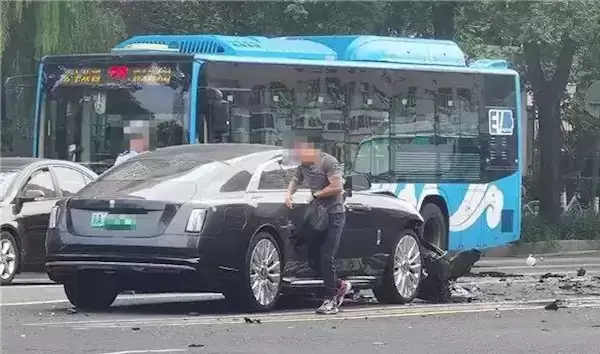 网友称辅助驾驶只有华为能及格 陈震:等明年L3来了 谁在裸泳就一目了然了