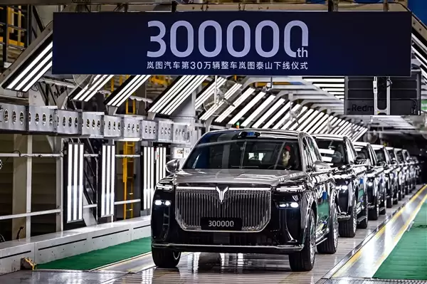岚图第30万辆整车下线：华系最霸气旗舰SUV泰山来了！