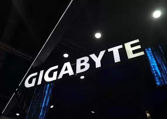 技嘉发布X870E旗舰主板：5英寸显示屏、AI超频2.0、全系高频DDR5支持