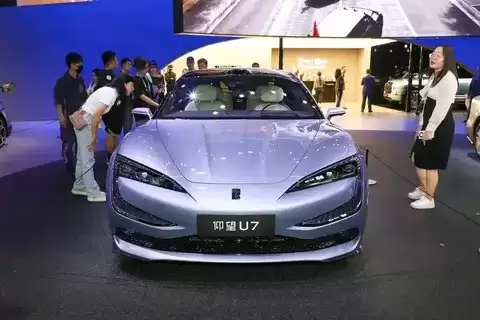 2025年10月豪华轿车销量榜：奔驰C级进前三 新能源表现分化