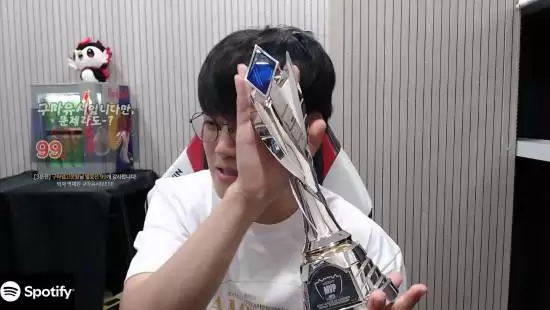 Gumayusi捧FMVP奖杯泪忆Uzi颁奖时刻