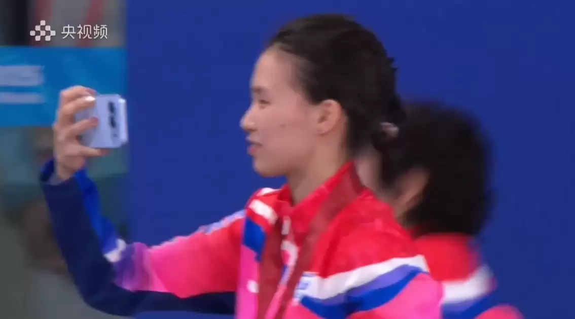 荣耀 500 真机全球首曝：后置横向 Deco 设计，“设计果果的”