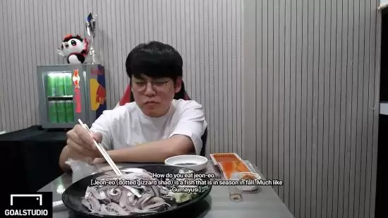 T1夺冠后Gumayusi兑现斑鳐鱼吃播承诺并晒FMVP奖杯